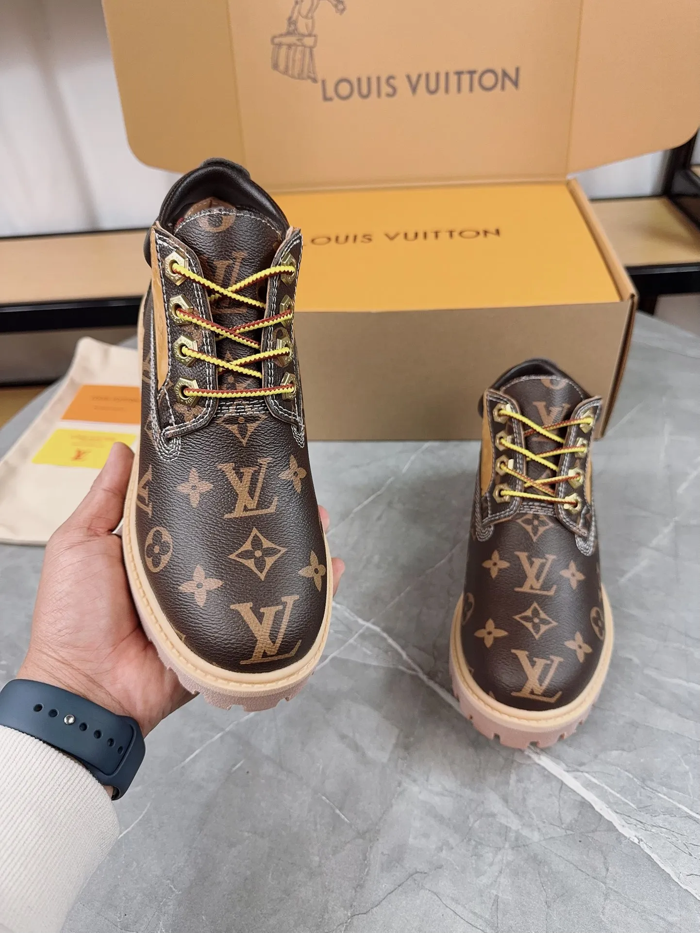 Couple model 💰700 ❤️Top version: Couple model LV x Timberland Timberland joint model Presbyopia Embossed Rhubarb boots Ankle boots Short boots LV x Timberland ankle boots are made of Monogram embossed waterproof nubuck cow leather, relying on the brand's exquisite craftsmanship to carefully reshape the classic Timberland 6-inch boot shape in Italy, and make an eye-catching appearance in 2024 created by Pharrell Williams with American workwear style Autumn and winter menswear show. Monogram embossed tongue, original Timberland laces and outsole are exquisite details, and the leather label expresses the cooperation logo. Exquisite packaging at the delivery counter🛍📦 ▪️Material: Original customized imported first-layer cowhide ▪️Inner lining: Original customized leather lining/mesh lining ▪️Outsole: Original molded anti-slip rubber material ▪️Sole thickness: 3.5CM ▪️Size: Women's 35-40 Men's 39-46